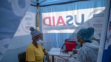 En esta fotografía del 2 de julio de 2020, la enfermera Nomautanda Siduna, derecha, habla con una paciente VIH positivo en una clínica móvil en Ngodwana, Sudáfrica.