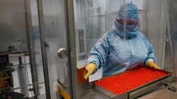 Una técnica trabaja con la vacuna contra el COVID-19 Soberana 02 en una planta del Instituto Finlay en La Habana, Cuba.