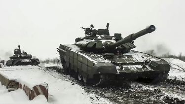 La foto distribuida por el Servicio de Prensa del Ministerio de Defensa Ruso el 26 de enero de 2022 muestra tanques rusos en un entrenamiento en la región de Rostov, Rusia.
