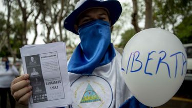 Un hombre con la cara cubierta participa en una protesta frente a la iglesia San Agustín en Managua (Nicaragua), para exigir al presidente Daniel Ortega la liberación de todos los presos políticos.