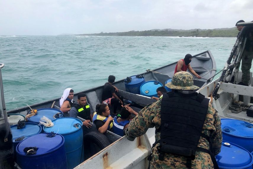 Esta fotografía difundida por el Senafront (Servicio Nacional de Fronteras) muestra a agentes de policía rescatando a migrantes que navegaron cerca de Mansukum, territorio Guna Yala, Panamá, el 22 de febrero de 2025.