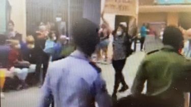 Joven cubano sale a la calle a pedir libertad y es arrestado