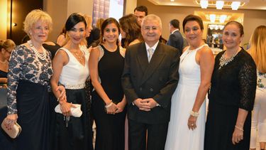 María del Carmen Patrón, &nbsp;Patricia Campos Scerpella, María del Carmen Bustamante, el cónsul general del Perú César Enrique Bustamante, Marisol Gómez y María Bustamante