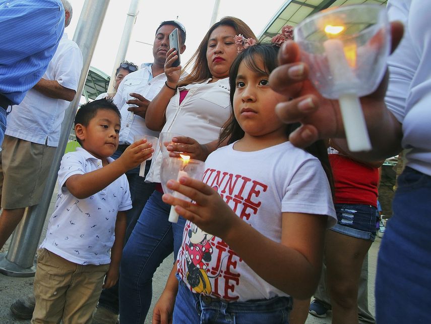 Un grupo de personas asiste a un velorio en McAllen, Texas, en recordación de los migrantes salvadoreños ahogados en el río Bravo Oscar Alberto Martínez y su hija, Valeria.