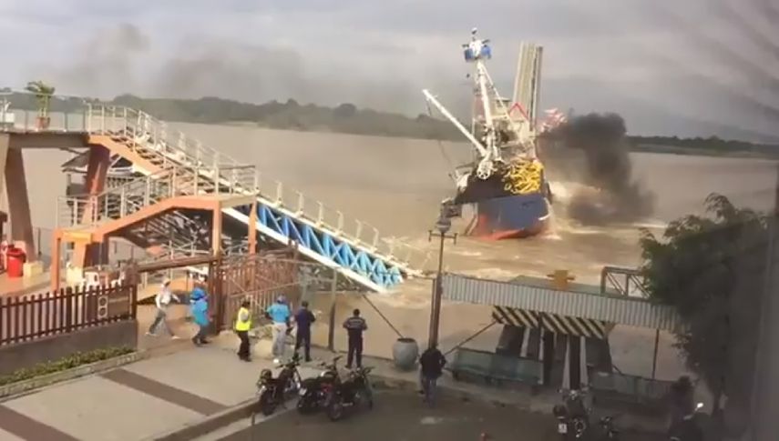 El puente&nbsp;que une a Guayaquil con la isla Santay&nbsp;sufrió daños por el aparatoso choque de la embarcación.