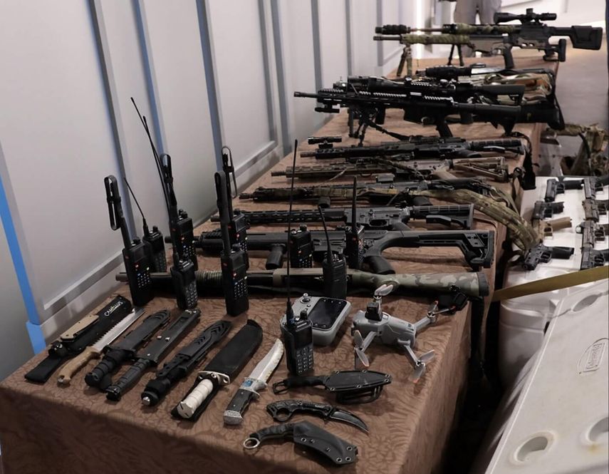 Parte del arsenal exhibido en la TV cubana tras el incidente.