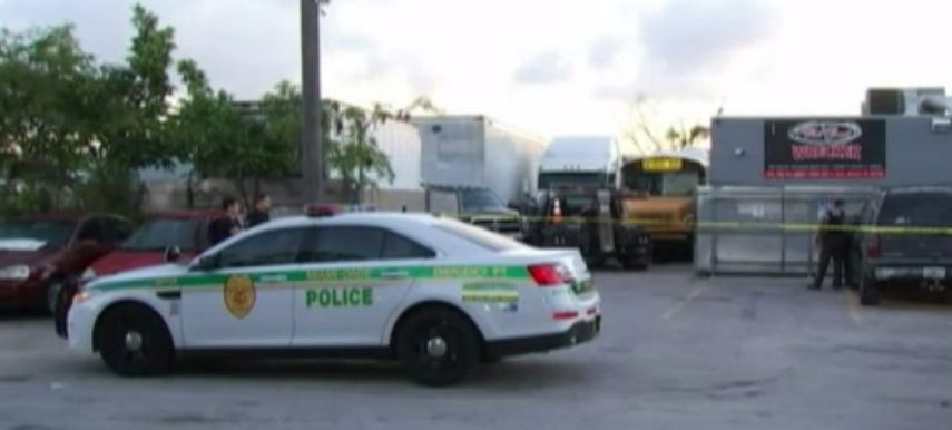 El hombre fue abordado por los delincuentes mientras abría las puertas de su negocio.