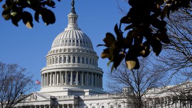 La luz del sol brilla sobre la cúpula del Capitolio, en Washington.