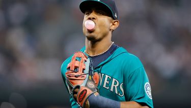 El novato dominicano Julio Rodríguez, de los Marineros de Seattle, hace una bomba de goma de mascar durante el juego del viernes 26 de agosto de 2022, ante los Guardianes de Cleveland&nbsp;