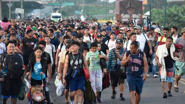 Migrantes caminan por la carretera que atraviesa Suchiate, estado de Chiapas, en el sur de México.