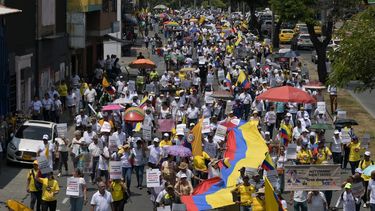 Colombianos salen a las calles en la Marcha de la Mayoría, contra el gobierno de Gustavo Petro.