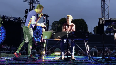 chris martin invita a un fan a tocar durante concierto de coldplay