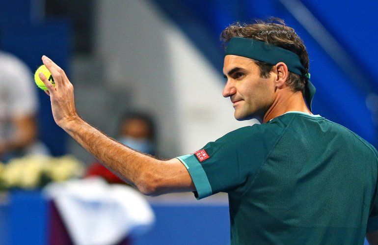 Federer jug su primer partido en ms de un ao y gan su primer set cuando el 20 veces campen de Grand Slam regres de una lesin para enfrentar al nmero uno britnico Dan Evans en el Abierto de Qatar. 