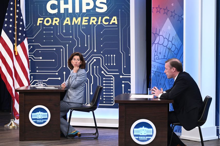 Funcionarios de la Casa Blanca durante un encuentro virtual sobre semiconductores.