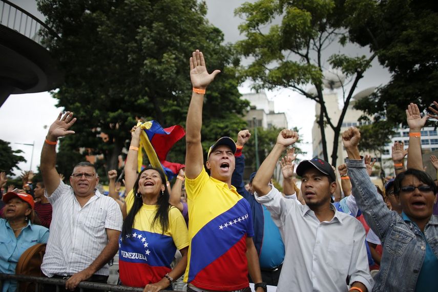 Un grupo de simpatizantes del presidente encargado de Venezuela, Juan Guaidó, reaccionan en apoyo a sus palabras en un acto público en Caracas.