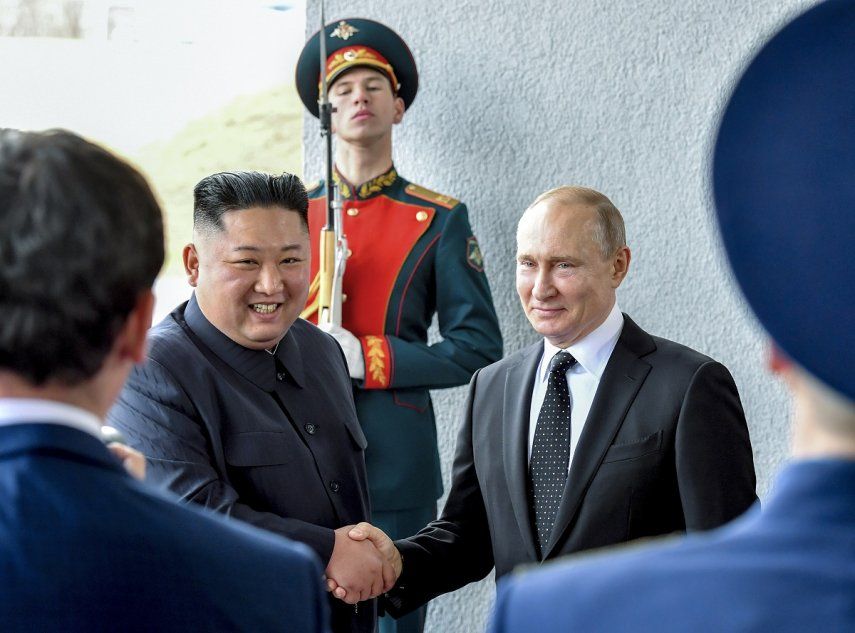 ARCHIVO - El presidente de Rusia, Vladímir Putin, a la derecha, estrecha la mano del líder de Corea del Norte, Kim Jong Un, durante un encuentro en Vladivostok, Rusia, el 25 de abril de 2019.&nbsp;