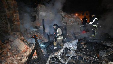 Bomberos ucranianos trabajan para extinguir un edificio en llamas tras los ataques rusos en Járkov el 13 de octubre de 2025, durante la invasión rusa de Ucrania.&nbsp;