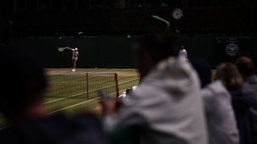 El público observa el entrenamiento de un jugador en la cancha 16 en el octavo día del Campeonato de Wimbledon 2025 en el All England Lawn Tennis and Croquet Club en Wimbledon, al suroeste de Londres, el 7 de julio de 2025.&nbsp;