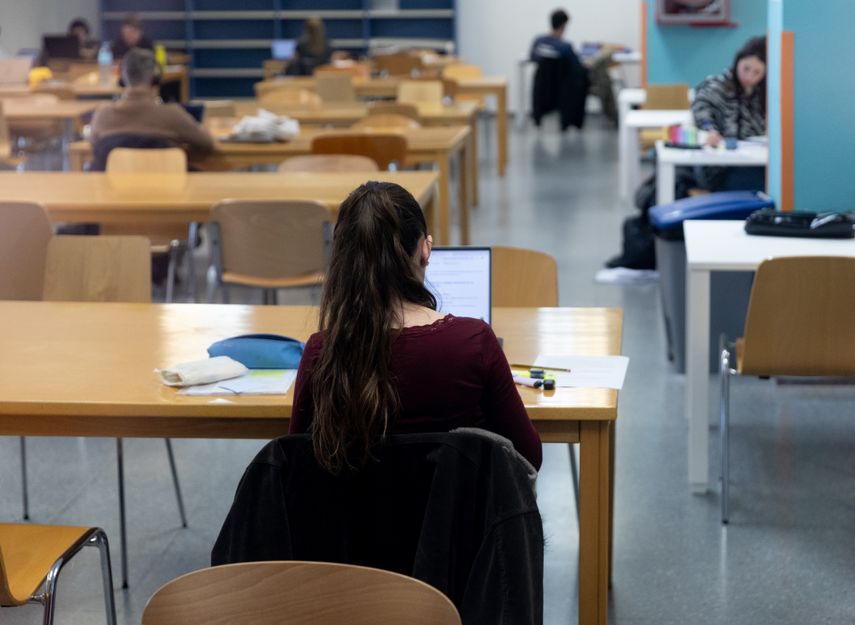 Público trabajando en una sala de lectura de una biblioteca pública, a 7 de enero de 2026, en Madrid (España). La Comunidad de Madrid ampliará, a partir del día 7 de enero hasta el próximo 5 de febrero, el horario de apertura de sus bibliotecas.