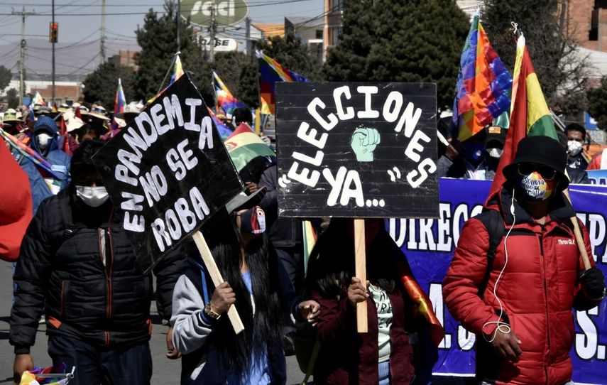 Los partidarios de Evo Morales utilizaron principalmente piedras, tierra y troncos para impedir el tr&aacute;nsito de veh&iacute;culos.