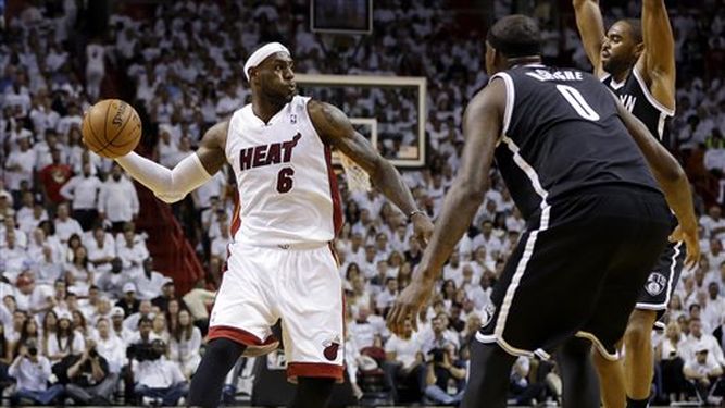 LeBron anotó 22 puntos y tomó 5 rebotes, para liderar a su equipo (AP)