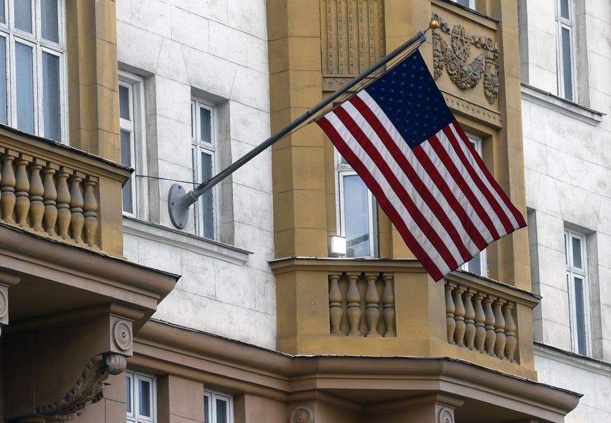 Vista de la bandera estadounidense en el edificio de la embajada del país en Moscú.