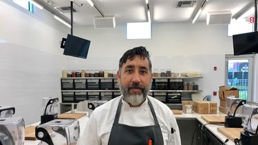 El chef Horacio Rivadeo en su cocina sin fogones.