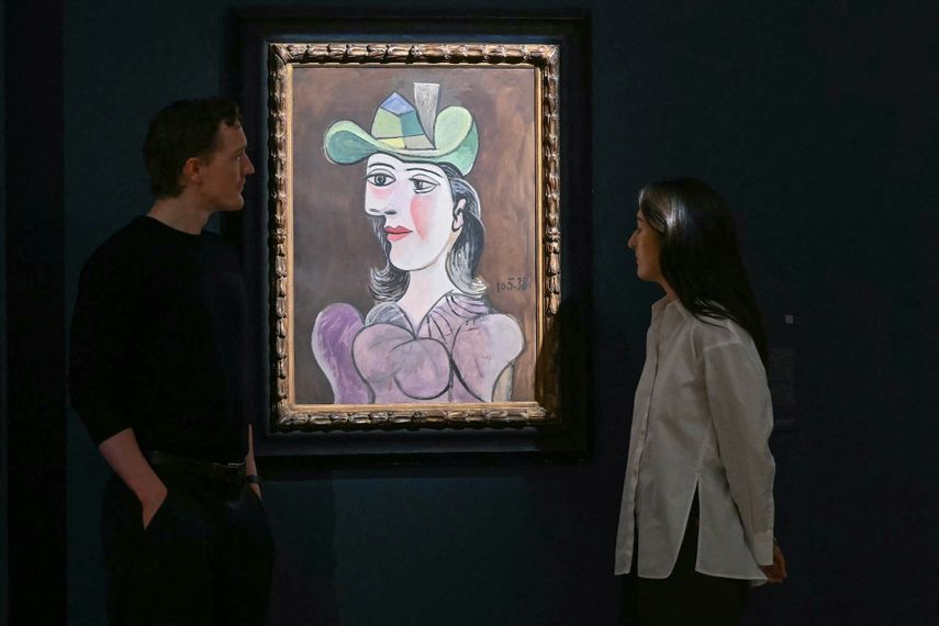 Miembros del personal posan junto al Busto de mujer de Pablo Picasso durante una presentación a los medios organizada por Sothebys en el centro de Londres el 11 de junio de 2026, para destacar las obras maestras de la Colección Lewis, cuyo valor se estima en unos 200 millones de libras esterlinas (267 millones de dólares estadounidenses).