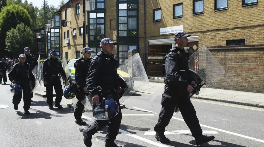 Un grupo de policías camina por los alrededores de la Torre Grenfell en Lancaster West Estate en&nbsp;Londres.