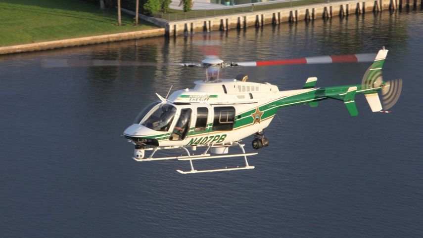 Vista de un helicóptero de la oficina del Sheriff del condado Palm Beach.