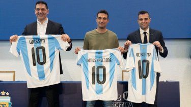 Wassim Merheby, de Verofax, Lionel Scaloni y Leandro Petersen, director comercial y de marketing de la Asociación de Fútbol Argentino, en Miami.