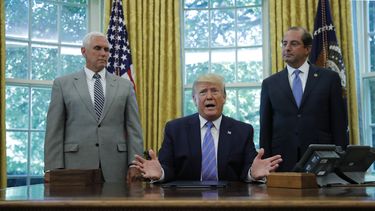 El presidente Donald Trump durante una ceremonia en la Oficina Oval, acompañado del vicepresidente Mike Pence, a la izquierda, y el secretario de Salud y Servicios Humanos, Alex Azar, el lunes 1 de julio de 2019, en Washington.