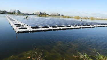 Mas de 400 paneles solares fueron colocados sobre el agua de Blue Lagoon, para generar electricidad limpia.