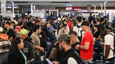 El 7 de noviembre de 2025, viajeros hacían fila en un control de seguridad del Aeropuerto Intercontinental George Bush en Houston, Texas.&nbsp;