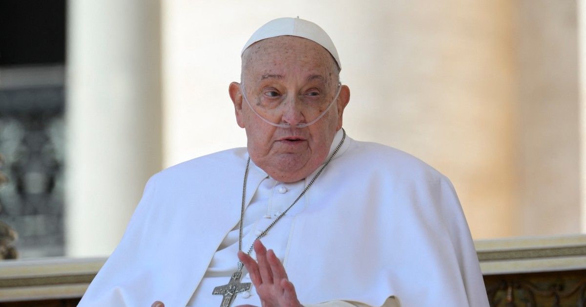 El papa Francisco aparece por sorpresa en la plaza de San Pedro