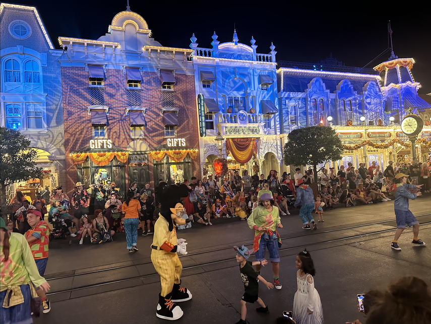 Desfiles de personajes icónicos, entre muchas otros festejos, propone Disney para este Mes de la Herencia Hispana en EEUU.