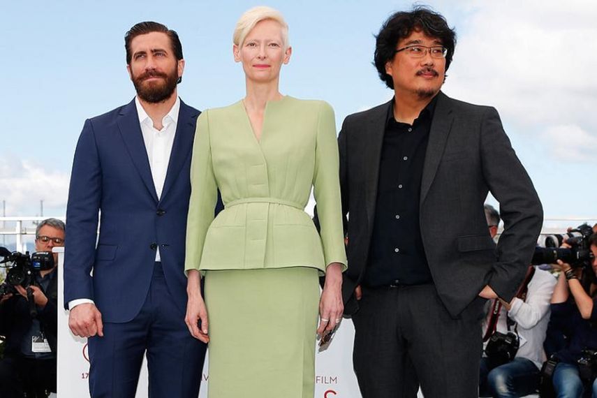 El director surcoreano Bong Joon-ho, posa con la actriz británica Tilda Swinton y el actor estadounidense Jake Gyllenhaal durante la presentación gráfica de la película Okja en Cannes.&nbsp;