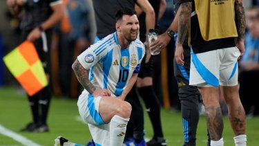 El delantero argentino Lionel Messi gesticula durante el partido contra Chile por el Grupo A de la Copa América, el martes 25 de junio de 2024, en East Rutherford, Nueva Jersey.