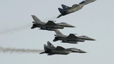 Aviones de combate MiG-29 de la fuerza aérea polaca vuelan en Radom, Polonia.