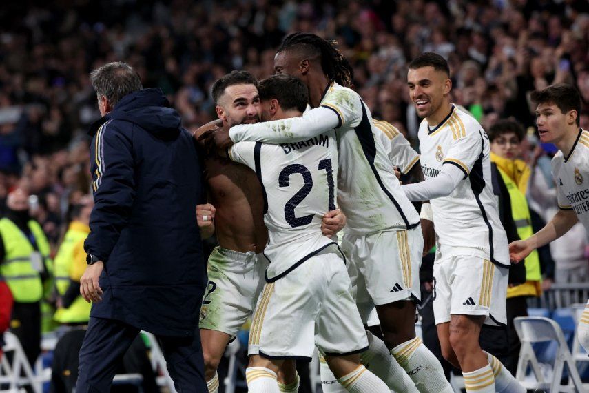 El defensor español del Real Madrid #02 Dani Carvajal (L) celebra la victoria con sus compañeros al final del partido de fútbol de la Liga española entre el Real Madrid CF y la UD Almería en el estadio Santiago Bernabeu de Madrid el 21 de enero de 2024. El Real Madrid ganó 3-2 . &nbsp;
