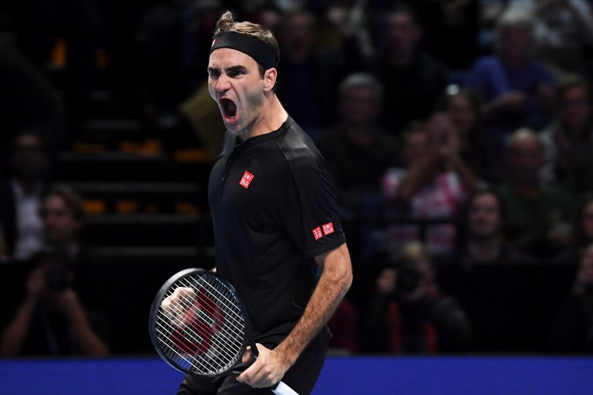 Roger Federer celebra tras vencer a Novak Djokovic durante el partido por la Copa Masters de la ATP en Londres, el jueves 14 de noviembre de 2019