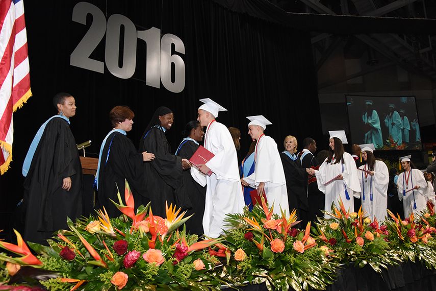 Los jóvenes estudiantes acudieron al podio a recibir sus diplomas de graduación. (GISELLE SANTALUCCI)