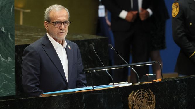 El presidente de Irán, Masoud Pezeshkian, habla durante la Asamblea General de las Naciones Unidas (AGNU) en la sede de las Naciones Unidas el 24 de septiembre de 2025 en la ciudad de Nueva York