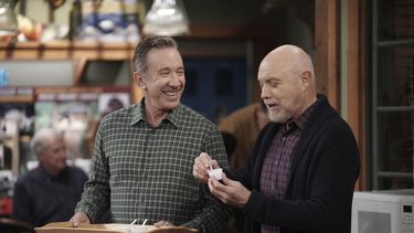 Imagen proporcionada por Fox de Tim Allen, izquierda, y Hector Elizondo en una escena de la serie c&oacute;mica &ldquo;Last Man Standing&rdquo; transmitida el jueves 19 de marzo de 2020.&nbsp;