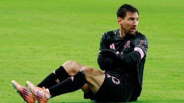 Lionel Messi, del Inter Miami CF, observa desde el césped durante un partido de playoffs de la MLS Cup 2025 entre su club y el Nashville SC en el GEODIS Park, el 1 de noviembre de 2025 en Nashville, Tennessee.&nbsp;