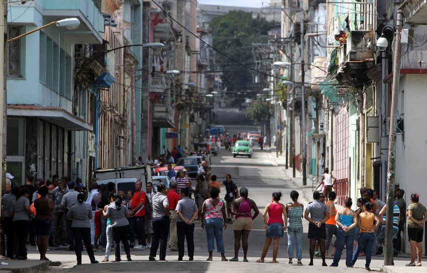 Un grupo de mujeres en La Habana observa los hostigamientos de los que son víctima algunos ciudadanos. (ARCHIVO)
