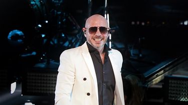 Pitbull actúa en la edición 2020 de los Latin Grammy.
