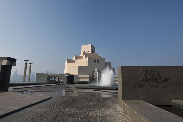 Una vista exterior del Museo de Arte Islámico de Doha durante su reapertura el 4 de octubre de 2022, luego de un año de proyecto de mejora de las instalaciones y la reimaginación y reinstalación de las galerías de su colección permanente.