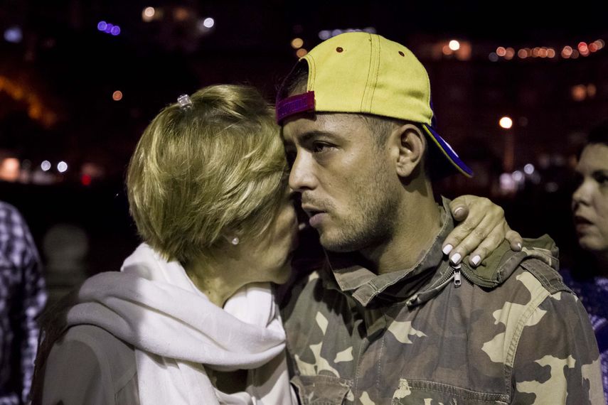 Medina fue encontrado en la madrugada del martes por efectivos de la  Guardia Nacional mientras deambulaba en ropa interior por la autopista  Caracas-La Guaira.