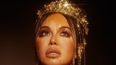 En esta imagen difundida por Universal Music Latino, la portada del nuevo álbum de Chiquis, Abeja Reina.&nbsp;